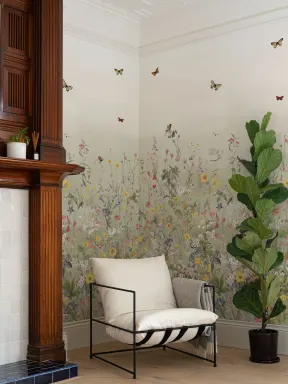 Papier peint panoramique vert de fleurs sauvages et de papillons