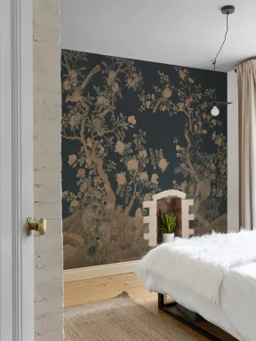 Granatowa fototapeta ze sceną ogrodową w stylu chinoiserie vintage