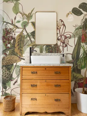 Papier peint panoramique avec fleurs et feuillages tropicaux en couleur
