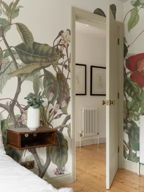 Papier peint panoramique avec fleurs et feuillages tropicaux en couleur