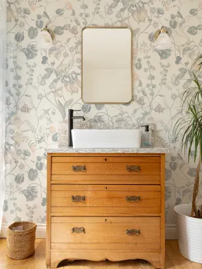Papier peint botanique bleu Evelina avec détails floraux vintage fantaisistes