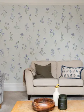 Papier peint panoramique floral bleu doux pour des espaces sereins