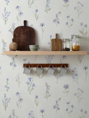 Papier peint panoramique floral bleu doux pour des espaces sereins