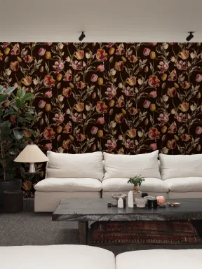 Élégance florale vintage sombre pour des murs qui attirent tous les regards