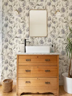 Papier peint panoramique bleu ancien à fleurs épanouies, inspiré par une élégance raffinée
