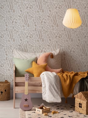 Beige Tapete mit indischem Muster und Blumenblättern