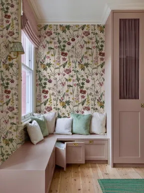 Beige illustreret tapet med vilde blomster
