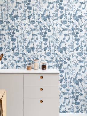 Papier peint illustré de fleurs sauvages bleu et blanc