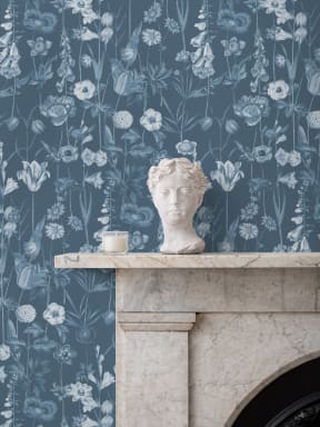 Papier peint bleu illustré de fleurs sauvages