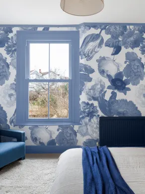 Blau gemalte großflächige Fototapete mit Blumenmotiven