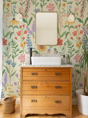 Papier peint panoramique de fleurs sauvages vertes dessinées à la main