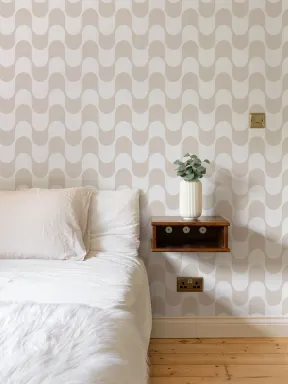 Papel de parede neutro com riscas onduladas retro