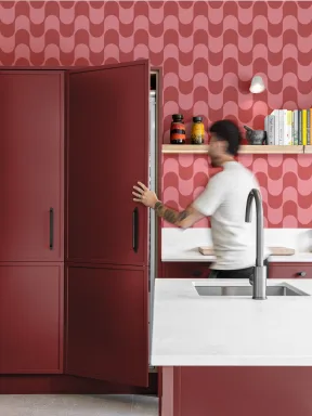 Papier peint rétro à rayures ondulées rose et rouge