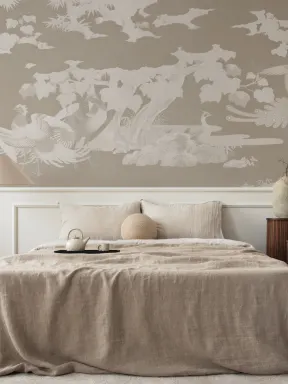 Carta da parati illustrata in beige con pavone giapponese