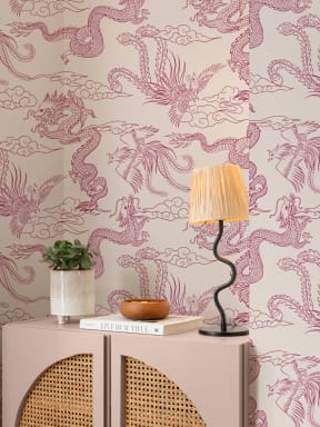 Papier peint des contours du dragon chinois et du phénix en framboise