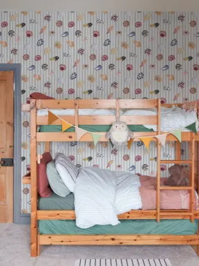 Monivärinen simpukkakuvioinen kuvatapetti