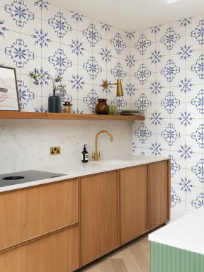Papier peint panoramique bleu à motif Azulejo