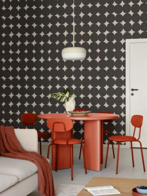 Murală cu model geometric negru care adaugă un aer arhitectural modern