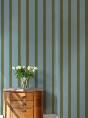 Mural de parede com padrão minimalista às riscas azuis e verdes