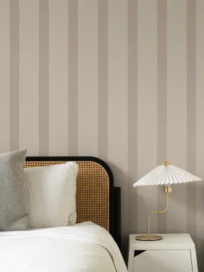 Carta da parati contemporanea a righe beige dal design calmo