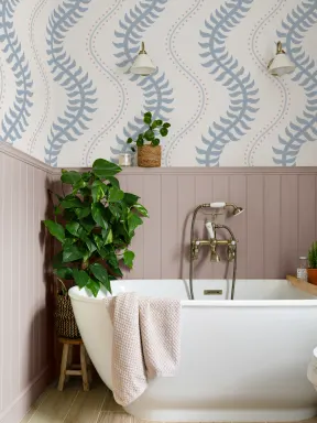 Motif rayé bleu et rose pour des espaces tranquilles