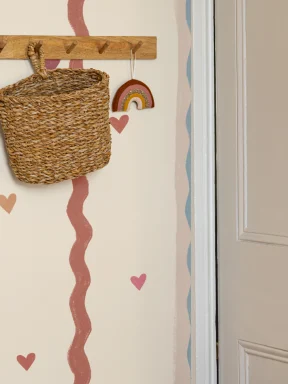 Motif de cœurs roses et rayures, charmant papier peint panoramique pour enfants