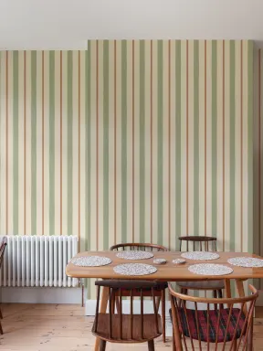 Papier peint panoramique à rayures vertes pour une atmosphère élégante
