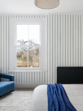Mural Contemporâneo com Padrão às Riscas em Azul Sailor