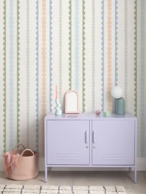 Mural de riscas verticais em tons pastel e vieiras