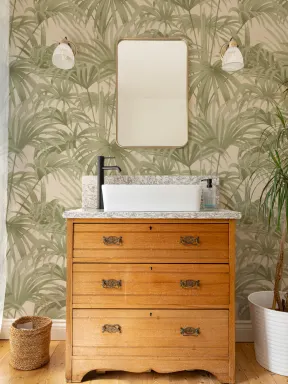 Papier peint botanique Bower Brown Vintage Palm dans des tons verts et beiges