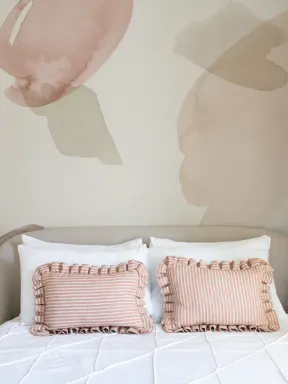Abstrakte Fototapete mit handgemalten Formen in Terrakotta mit Aquarellfarben