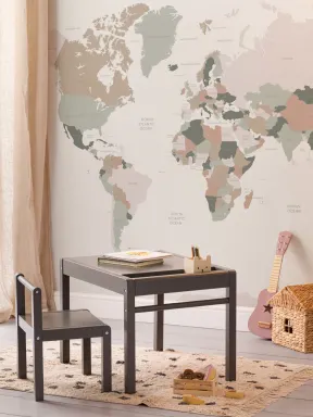 Mural de mapamundi en tonos neutros y pastel
