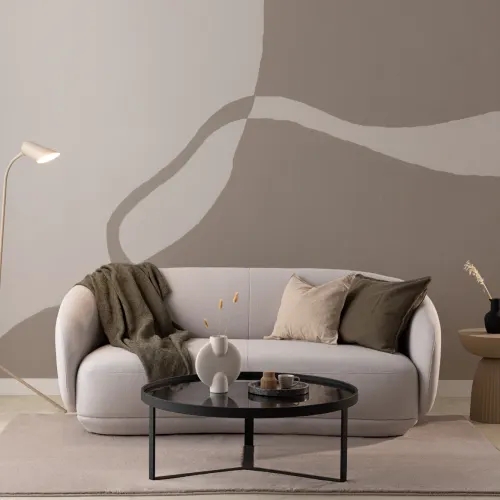 Mural de formas curvas pintado a mano en beige suave con textura de yeso