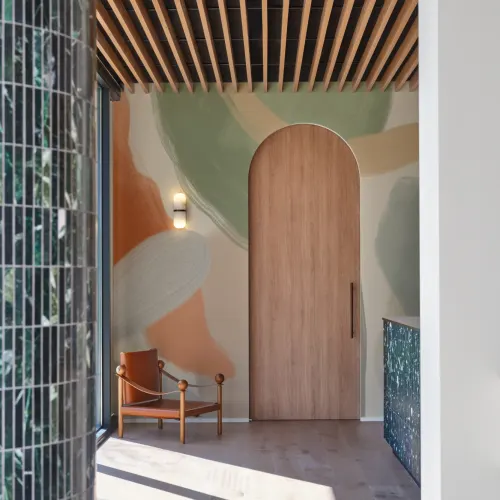 Mural de formas abstractas orgânicas em tons neutros suaves