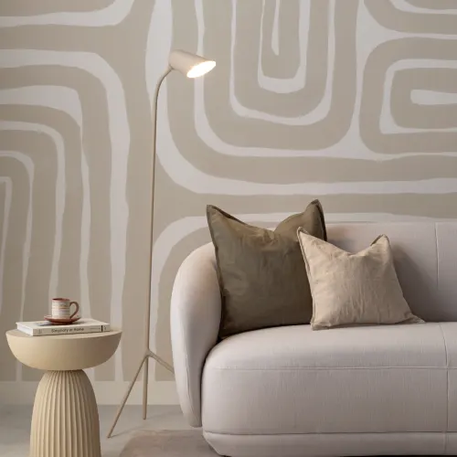 Mural geométrico moderno com padrão de labirinto pintado à mão em bege