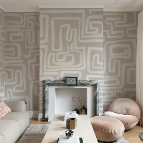 Handgeschilderde muurschildering met doolhofpatroon in beige