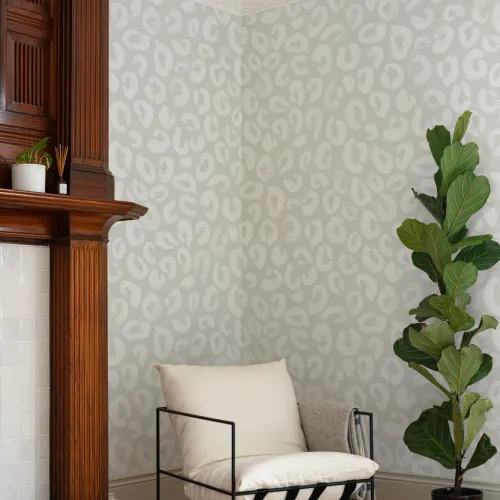 Carta da Parati Bianca e Grigia con Motivo Animalier Stile Leopardato