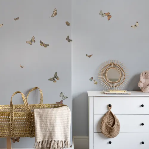 Carta da parati multicolore con farfalla blu e natura serena