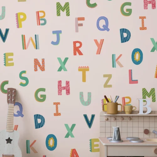Carta da parati rosa colorata per bambini con alfabeto