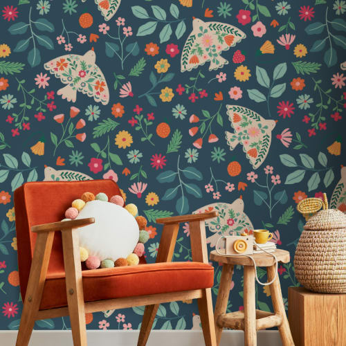 Papel pintado con motivos florales y pájaros escandinavos en azul oscuro