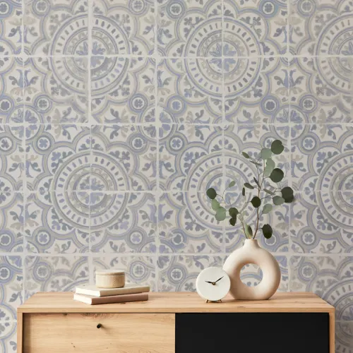 Mural de papel pintado azul que añade un toque mediterráneo