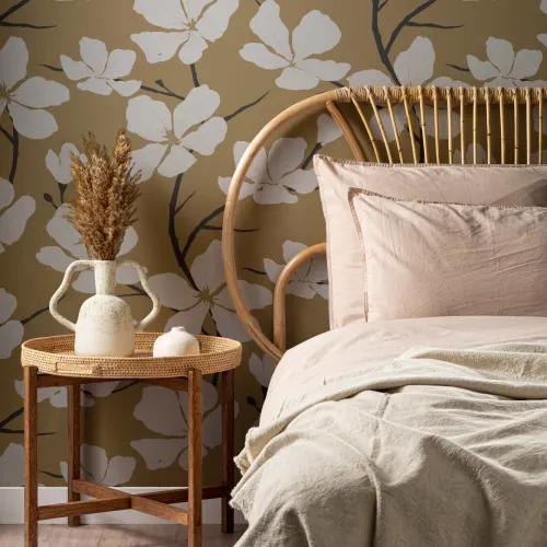 Tapet med hvit og sennep illustrert blomstrende repetisjonsmønster