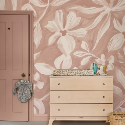 Mjuk beige blommig mural-tapeter för utsökta rum