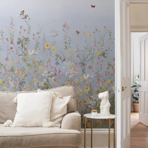 Carta da parati blu con fiori selvatici e farfalle