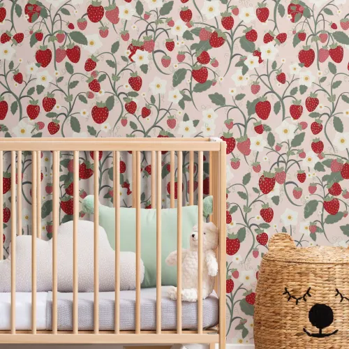 Papel de parede com padrão repetido de morango e flores cor-de-rosa para crianças