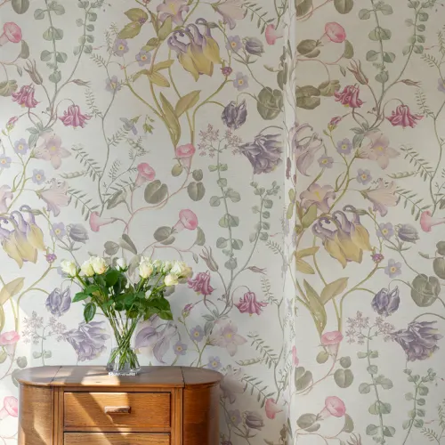 Evelina Pink blomstertapet med håndtegnet vintage botanisk mønster