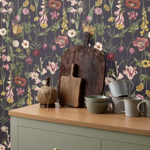 Mørkt illustreret tapet med vilde blomster