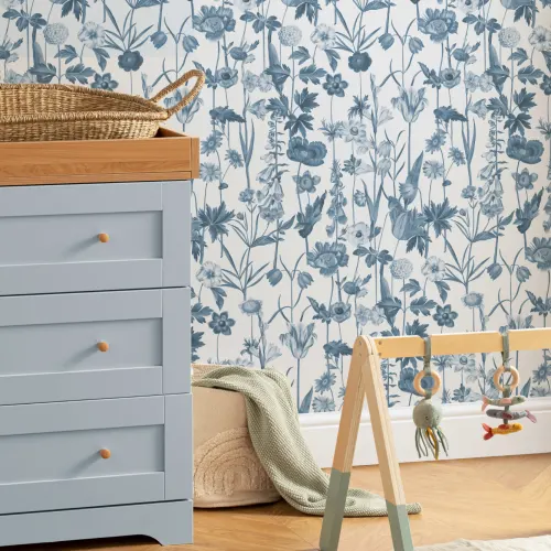 Papel de parede de flores silvestres ilustradas em azul e branco