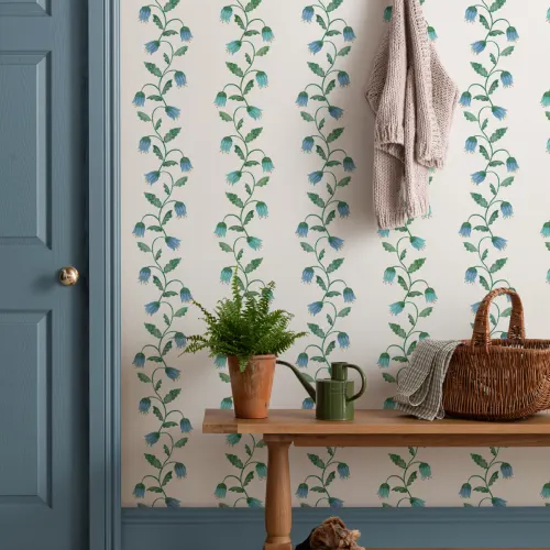 White Striped Wavy Hyacinth Wallpaper
