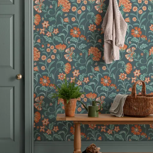 Blomstertapet i mørk indisk stil